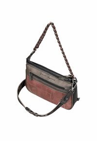 Bolso cruzado de cuero con una combinación de colores gris y burdeos, con una correa de cadena trenzada y un bolsillo con cremallera en la parte frontal.