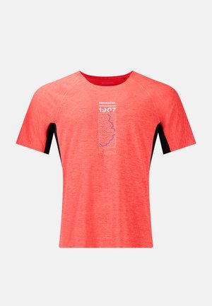 Camiseta deportiva coral de manga corta con paneles laterales negros y diseño en texto blanco y arte lineal que dice "Rossignol 1907" en el pecho.