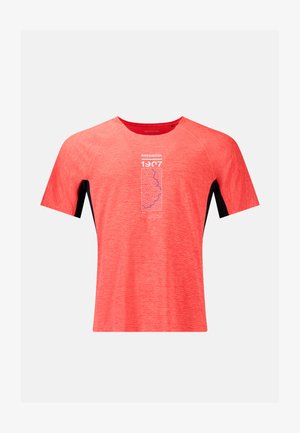 Camiseta deportiva coral de manga corta con paneles laterales negros y diseño en texto blanco y arte lineal que dice "Rossignol 1907" en el pecho.