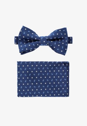 Granatowy krawat w kształcie muszki z drobnym wzorem kwiatowym; pasujący poszetka o identycznym wzorze. Oba elementy wykonane z teksturowanego materiału.