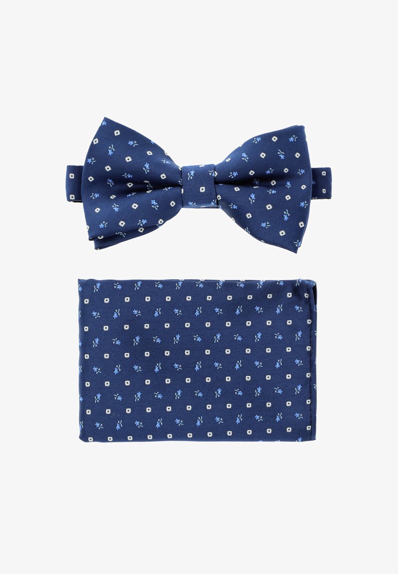 Granatowy krawat w kształcie muszki z drobnym wzorem kwiatowym; pasujący poszetka o identycznym wzorze. Oba elementy wykonane z teksturowanego materiału.