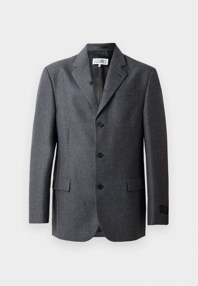 Szary żakiet wykonany z fakturowanej tkaniny, z klapami w kształcie notcha, trzema przednimi guzikami, dwoma bocznymi kieszeniami i jedną kieszenią na piersi.