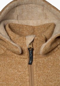 Fleece-blandad huvtröja i en gyllenbrun färg med hög krage, halvdragkedja och en mjuk, filtad insida. Utrustad med en mönstrad dragkedjehållare.