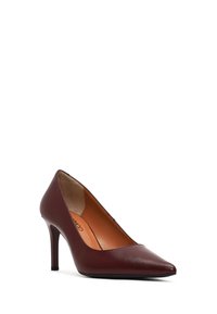 Bordeaux leren hoge hak pump met een spitse neus en een strak ontwerp, met een lage vamp en een dunne stilettohak.