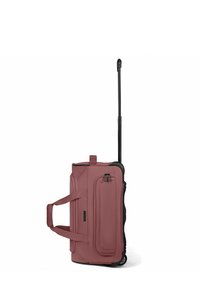 Rode, zachte wheeled duffel bag met een verlengbare zwarte telescopische handgreep en een voorzak met rits, staat rechtop.