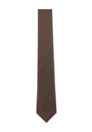Bruine stropdas met een klein geometrisch patroon in beige en donkerrood, plat gelegd op een witte achtergrond.