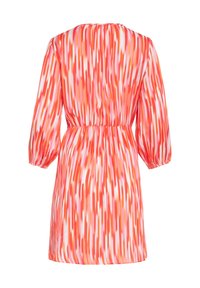 Korte mouw jurk in een levendig rood en roze abstract patroon. Heeft een cinched taille en zachte, vloeiende stof met een ronde halslijn.