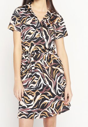 Kortärmad klänning med svart bakgrund och ett flerfärgat abstrakt vågmönster i beige, brun och vit; knyts vid midjan.