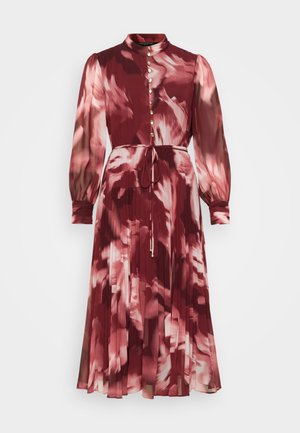 Robe florale bordeaux en tissu léger, dotée de manches longues, d'un col haut, de boutons dorés, d'une jupe plissée et d'une taille à cordon.