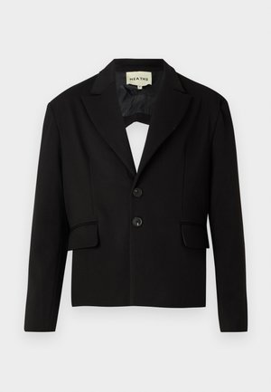 Blazer corto negro con solapa muesca, dos bolsillos frontales y dos botones negros. Tejido suave con una silueta estructurada.