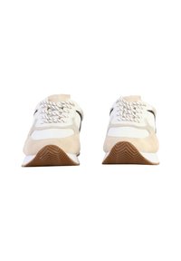 Zapatillas deportivas blancas y beige con acentos de ante texturizado, cordones con patrones y una suela de goma que presenta un diseño de zigzag.
