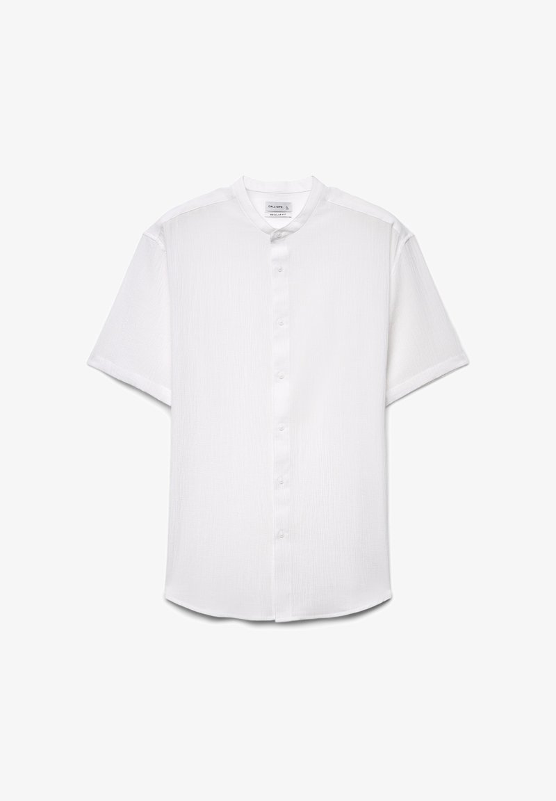 Chemise blanche à manches courtes avec col mandarin, tissu léger texturé et coupe régulière.