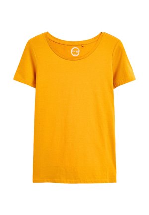 Solides senfgelbes Baumwoll-T-Shirt mit kurzen Ärmeln und Rundhalsausschnitt, flach auf weißem Hintergrund liegend.