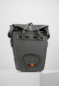 Borsa impermeabile grigia con chiusura a rotolo, spallacci regolabili, due clip arancioni e superficie testurizzata. Presenta un pannello di accesso inferiore con un pulsante arancione.