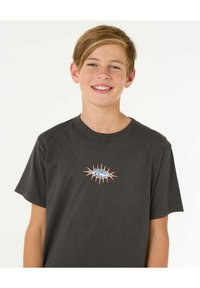 Camiseta de algodón gris con mangas cortas. Gráfico centrado con un diseño de ojo con acentos en azul y rosa. Estilo de cuello redondo.