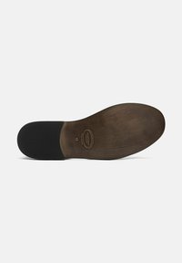 Sottopiede di scarpa con una superficie marrone scuro simile al legno, con una texture liscia e una sezione del tallone in gomma nera, contrassegnata dal logo del marchio e dalla taglia.