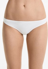 Witte katoenen bikini-slip met een gladde textuur en een elastische tailleband. Kenmerkt zich door een klassiek, minimalistisch ontwerp.
