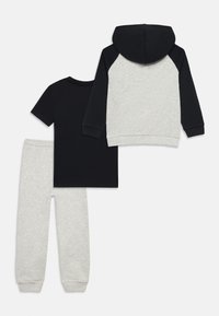 Σετ για παιδιά από δύο κομμάτια: μαύρο κοντομάνικο μπλουζάκι, γκρι φούτερ με κουκούλα και μαύρα μανίκια, και γκρι παντελόνι φόρμας. Μαλακό ύφασμα με μείγμα βαμβακιού.