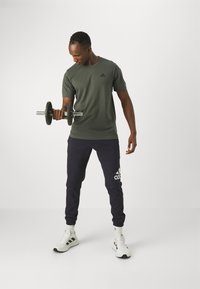 adidas Performance TR-ES FR T - T-skjorte til trening - legend ivy/black