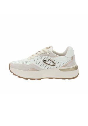 Sneaker bianca e beige con lati traforati, chiusura frontale con lacci, suola spessa e logo metallico sul lato.