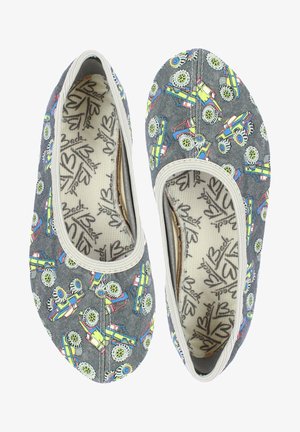 Graue Stoff-Slipper mit bunten Monstertruck-Mustern, kontrastierendem weißen Rand um die Öffnungen und strukturiertem Innenfutter.