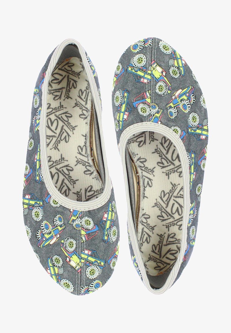 Graue Stoff-Slipper mit bunten Monstertruck-Mustern, kontrastierendem weißen Rand um die Öffnungen und strukturiertem Innenfutter.