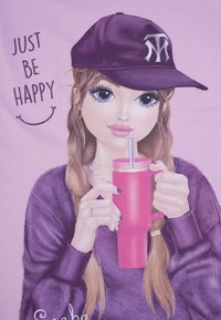 T-shirt viola con un personaggio dei cartoni animati con trecce, che indossa un cappello viola e tiene in mano una coppa rosa con una cannuccia, e la scritta "Sii semplicemente felice".