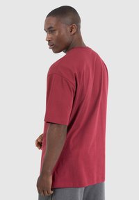Smilodox BLAKE - Camiseta estampada - bordeaux