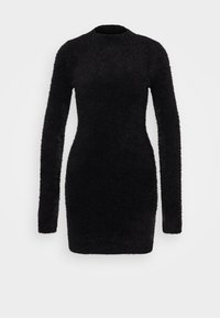 Długa sukienka z czarnego, miękkiego dzianego materiału z długim rękawem, dopasowaną sylwetką i okrągłym dekoltem na jednolitym jasnym tle.