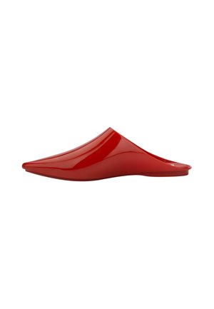 Chaussure mule rouge élégante à bout pointu avec une finition brillante et un petit talon, vue de profil sur fond blanc.