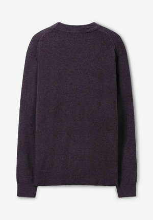 Donkerpaarse trui met een ronde hals, lange mouwen, ribgebreide manchetten en zoom. Zachte textuur, eenvoudig ontwerp zonder patronen of accenten.