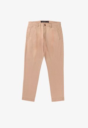 Béžové nohavice z hladkej látky, s klasickým strihom, prednými vreckami a jedným gombíkom na zapínanie v páse s pútkami na opasok.