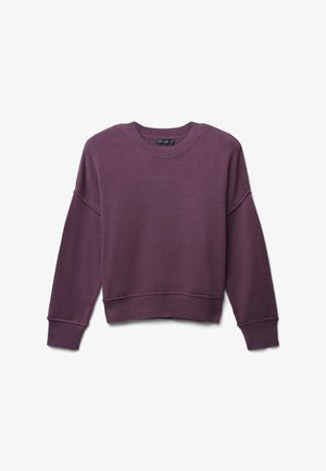 Lila gestrickter Sweatshirt mit Rundhalsausschnitt, gefallenen Schultern und gerippten Bündchen und Saum. Weiche Textur, lässige Passform, keine Muster oder Akzente.