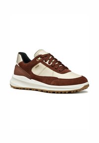 Scarpe sportive in suede marrone e pelle crema, con una suola intermedia bianca testurizzata e suola in gomma, dotate di lacci marroni e dettagli dorati.