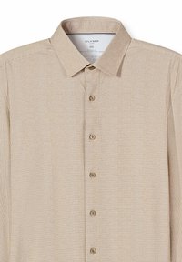 Hellbraunes Hemd zum Zumachen mit strukturiertem Karomuster, Kragen und fünf Knöpfen vorne. Das Etikett trägt die Aufschrift "OLYMP LUXOR 40."