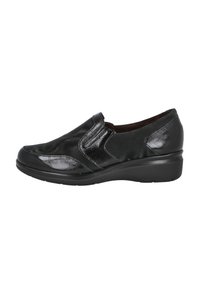 Zapatos negros de tipo slip-on con una superficie brillante, que cuentan con acentos laterales curvados y un tacón bajo y moldeado. Material duradero con una textura suave.