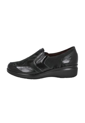 Zapatos negros de tipo slip-on con una superficie brillante, que cuentan con acentos laterales curvados y un tacón bajo y moldeado. Material duradero con una textura suave.