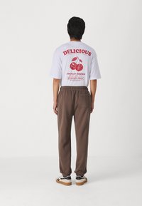 Abercrombie & Fitch ESSENTIAL CINCH - Tracksuit bottoms - hot fudge