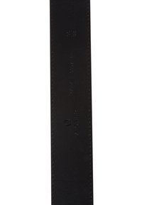 Cinturón de cuero negro con marca grabada, textura suave y bordes limpios. Se pueden ver marcas de longitud y números de serie a lo largo de la longitud.