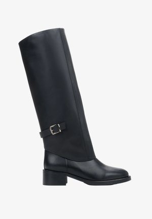 Czarny skórzany kozak do kolana z zaokrąglonym noskiem, niskim słupkowym obcasem oraz ozdobnym paskiem z metalową klamrą wokół łydki.