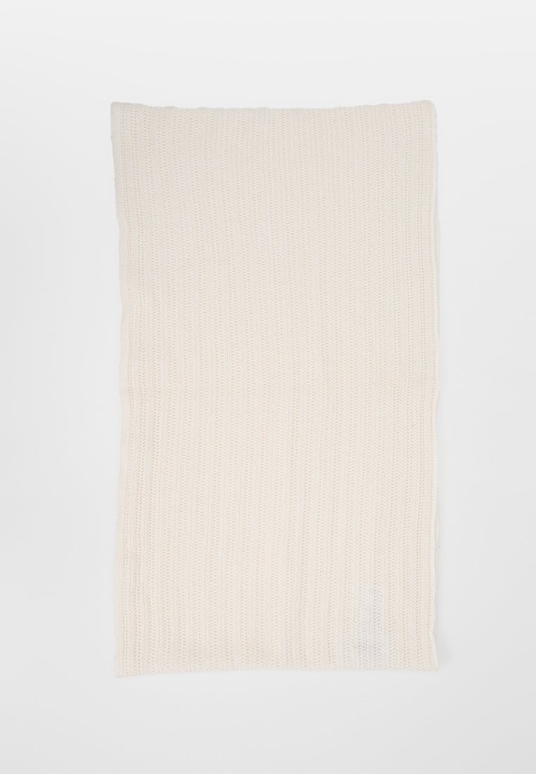 Rippstrickdecke in Off-White, mit einer weichen Textur und rechteckiger Form, einem subtilen Glanz und einem sauberen Abschluss an den Kanten.