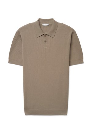 Polo en maille taupe à manches courtes avec texture côtelée et patte à deux boutons, présenté à plat sur fond blanc.