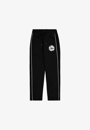 Sorte sweatpants med hvide sidelogoer og et "ALPHA INDUSTRIES" logo i en cirkulær design på venstre lår. Elastisk talje med snor.