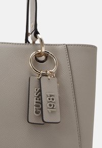 Guess NOELLE TOTE - Borsa a mano - taupe