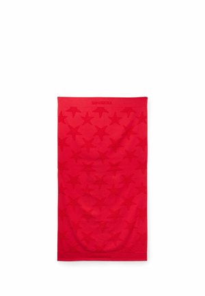 Rotes rechteckiges Stoffstück mit geprägten Sternmustern und dem "TEZENIS"-Logo oben in der Mitte, flach auf weißem Hintergrund liegend.