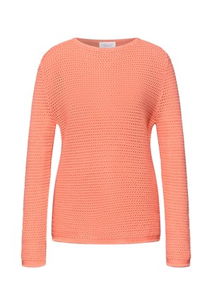 Koralowy różowy sweter z długim rękawem, dziergany o teksturowanym, otwartym wzorze splotu i okrągłym dekolcie, prezentowany na białym tle.