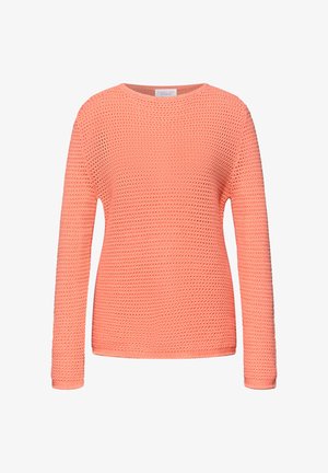 Korallenrosa gestrickter Pullover mit langen Ärmeln, strukturiertem, offenem Muster und rundem Ausschnitt, dargestellt vor weißem Hintergrund.