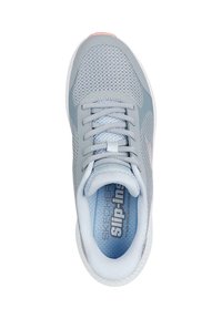 Zapatilla deportiva gris con parte superior de malla, punta redonda, cordones planos y plantilla acolchada. Presenta un logo sutil en un interior azul claro.