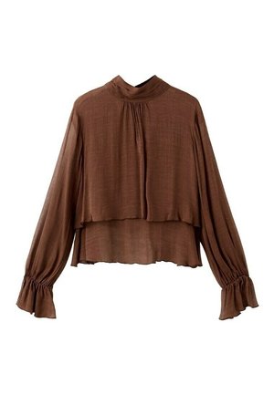 Bruine blouse met lange mouwen, gerimpelde manchetten, los gelaagd ontwerp, hoge hals en licht gestructureerde stof, weergegeven op een effen achtergrond.