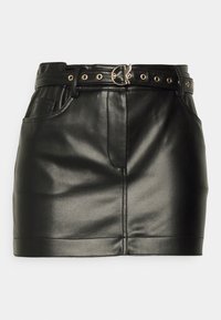 Zwarte leren minirok met een ceintuur in de taille met goudkleurige hardware, voorzakken en een gladde, glanzende textuur.